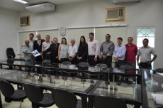 21 Prefeitura entrega escritura de terreno doado para OAB (2)