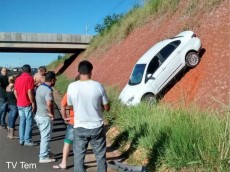 carro sobe em barranco