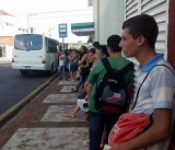 13 População de cidades vizinhas reclama de falta de ponto de ônibus ao lado do cinema, na rua 12