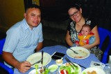 Célio Moreno, Renata da Silva e Enzo Gabriel Gonçalves durante jantar no restaurante Na Onda do Peixe